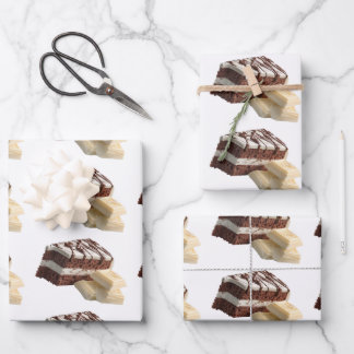 Ontaarde chocoladetaartpunten met witte chocolade inpakpapier vel