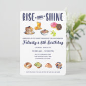 Ontbijt of brunch verjaardag meisje party uitnodig kaart (Staand voorkant)