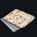 Ontbijtende Foods Electronics Bag Laptop Sleeve<br><div class="desc">Een elektronicaszak met een ontbijtpatroon met thema's.  Het ontwerp bestaat uit wafels,  toast,  pompelmoezen,  sinaasappel,  oranje sap,  vorken,  messen,  bacon en eieren.</div>