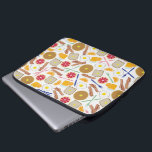 Ontbijtende Foods Electronics Bag Laptop Sleeve<br><div class="desc">Een elektronicaszak met een ontbijtpatroon met thema's.  Het ontwerp bestaat uit wafels,  toast,  pompelmoezen,  sinaasappel,  oranje sap,  vorken,  messen,  bacon en eieren.</div>