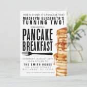 Ontbijtende pannenkoeken en pyjama's Party Birthda Kaart (Staand voorkant)