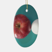Ontbijtvrienden: Twee eieren $ Een Apple Stilleven Keramisch Ornament (Rechts)