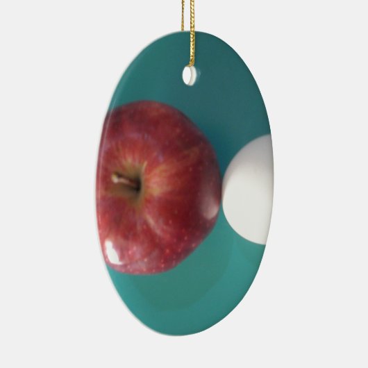 Ontbijtvrienden: Twee eieren $ Een Apple Stilleven Keramisch Ornament (Rechts)