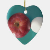 Ontbijtvrienden: Twee eieren $ Een Apple Stilleven Keramisch Ornament (Rechts)