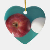 Ontbijtvrienden: Twee eieren $ Een Apple Stilleven Keramisch Ornament (Voorkant)