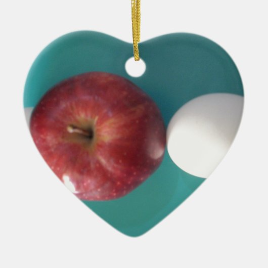 Ontbijtvrienden: Twee eieren $ Een Apple Stilleven Keramisch Ornament (Voorkant)