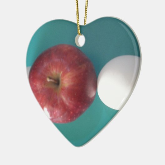 Ontbijtvrienden: Twee eieren $ Een Apple Stilleven Keramisch Ornament (Links)