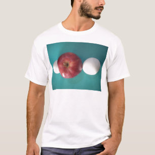 Ontbijtvrienden: Twee eieren $ Een Apple Stilleven T-shirt
