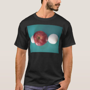 Ontbijtvrienden: Twee eieren $ Een Apple Stilleven T-shirt