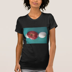 Ontbijtvrienden: Twee eieren $ Een Apple Stilleven T-shirt