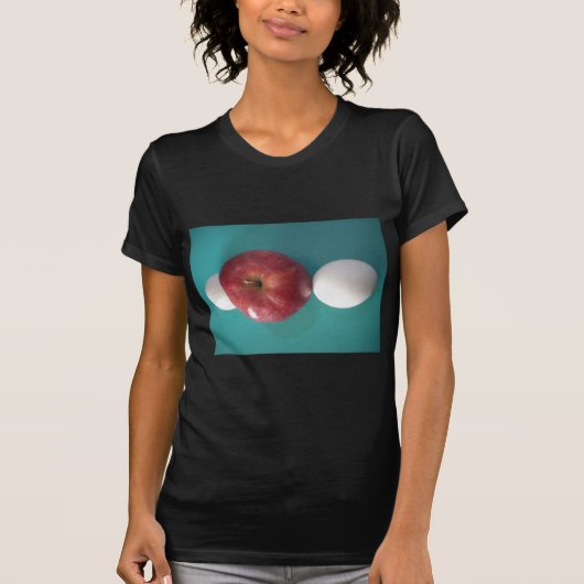 Ontbijtvrienden: Twee eieren $ Een Apple Stilleven T-shirt (Voorkant)