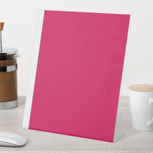 Ontdek de elegantie van roze achtergrond reclamebord met voetstuk