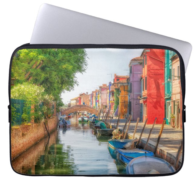 Ontdek de levendige charme van Burano Laptop Sleeve (Voorkant)