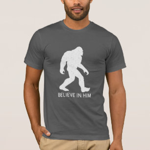 Ontdek en sta op in deze grappige Big Foot T-shirt