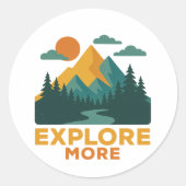Ontdek meer – Retro Mountain & Forest Adventure Ronde Sticker (Voorkant)