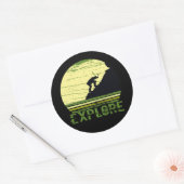 Ontdek outdoor wandelen logo voor wandelaars ronde sticker (Envelop)