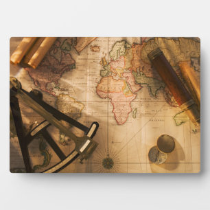 Onthoudend, kompas en telescoop op de Nautische ka Fotoplaat