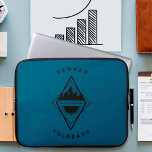 Ontsnappend aan de bergen-laptophoes blauw laptop sleeve<br><div class="desc">Met de hand getekende afbeelding van de badge met bergen,  zonnestralen en het woord "ontsnapping" en vogels.</div>