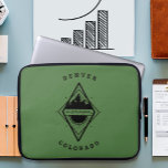 Ontsnappend aan de bergen laptophoes Groen Laptop Sleeve<br><div class="desc">Met de hand getekende afbeelding van de badge met bergen,  zonnestralen en het woord "ontsnapping" en vogels.</div>