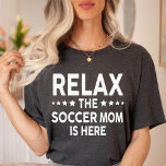 Ontspan de voetbalmoeder is hier t-shirt<br><div class="desc">Relax De Voetbal Moeder Is Hier T-Shirt</div>