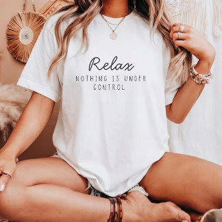 Ontspan Niets Is Onder Controle Grappig Sarcasme  T-shirt