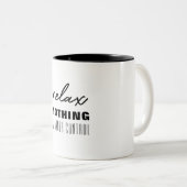 Ontspan niets onder controle is tweekleurige koffiemok (Voorkant rechts)