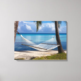 Ontspan op een hangmat tussen twee palmbomen canvas afdruk