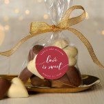 Ontspan Script Love is Sweet Editable Color Weddin Ronde Sticker<br><div class="desc">Het huwelijk gunt sticker met de woorden "liefde is zoet" in een ontspannen cursief script in wit tegen een bewerkbare achtergrondkleur (klik op aanpassen om toegang te krijgen). Pas het aan door de placeholder tekst te vervangen. Voor meer opties zoals het veranderen van de doopvont en het is grootte/kleur, breid...</div>