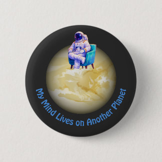 Ontspannen astronaut zittend op planeet ronde button 5,7 cm