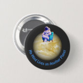 Ontspannen astronaut zittend op planeet ronde button 5,7 cm (Voorkant /achterkant)