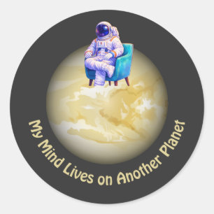 Ontspannen astronaut zittend op planeet ronde sticker