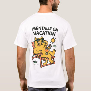 Ontspannen cartoon kat loungen met een cocktail t-shirt
