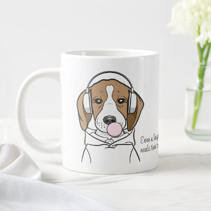 Ontspannen hond met kauwgom Schattige grappige bea Grote Koffiekop