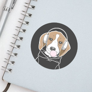 Ontspannen hond met kauwgom Schattige grappige bea Ronde Sticker