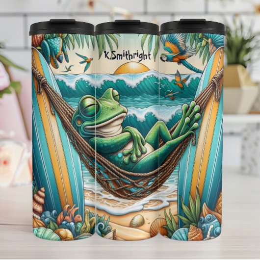 Ontspannen kikker in strand hangmat thermosbeker