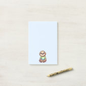 Ontspannen lachende luiaard zitten met gekruiste b post-it® notes (Op bureau)