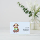 Ontspannen lachende luiaard zitten met gekruiste b visitekaartje (Staand voorkant)