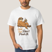 Ontspannen luiaard met zonnebril en Drink T-shirt (Voorkant)