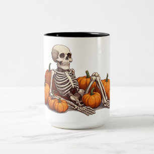 Ontspannen Skelet Tussen Oogstpompoenen 🎃 Tweekleurige Koffiemok