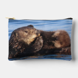 Ontspannen zeeotterjong en moeder etui