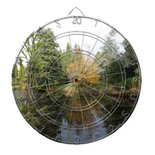 Ontspannend tuinbeeld, mooie bomen... dartbord