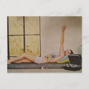 Ontspannende gelukkige vintage vrouw 1957 afslank  briefkaart