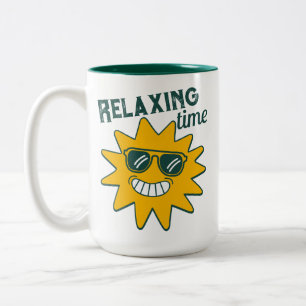 Ontspannende tijd glimlachende zon met zonnebril tweekleurige koffiemok