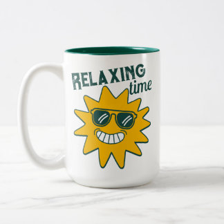 Ontspannende tijd glimlachende zon met zonnebril tweekleurige koffiemok