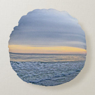 Ontspannende zonsondergang aan zee rond kussen