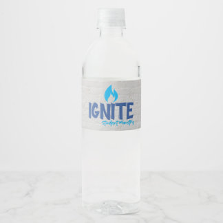 Ontsteek de etiketten van de waterfles