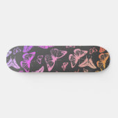 Ontstekende regenbooggekleurde vlinders vliegen persoonlijk skateboard (Horizontaal)