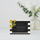 Ontvangst - Gele rozen op zwarte en witte strepen Informatiekaartje (Staand voorkant)