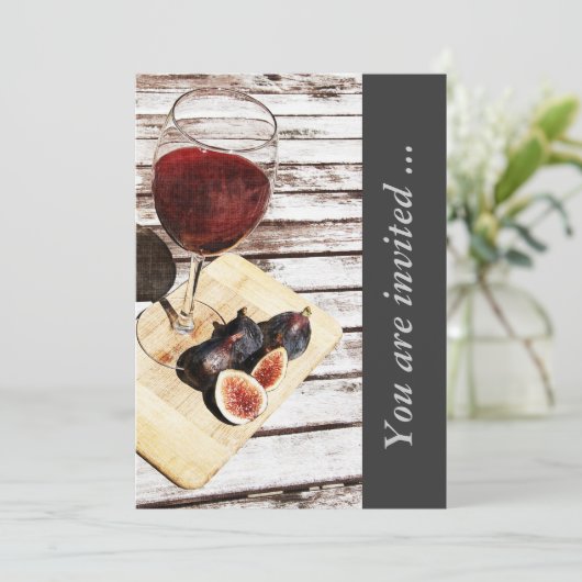 Ontvanguitnodiging voor rode wijn en vijgen die wi kaart (Staand voorkant)