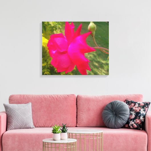 Ontvouwbare schoonheid: de rode roos en zijn knop canvas afdruk (Insitu (Woonkamer))